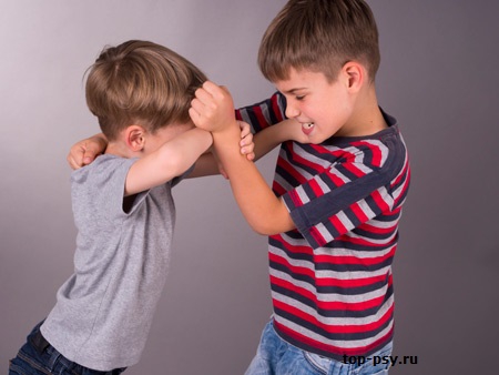 Как вести себя родителям агрессивного ребёнка? Прежде всего, надо выявить причину агрессивного поведения. Чувства детей - не порок, но необходимо учить их решать конфликты мирным путём.